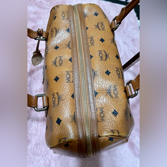 👜 MCM Visetos Cognac  Medium Boston Bag, with Lady Lion - 2-way bag - Picture 14 of 15